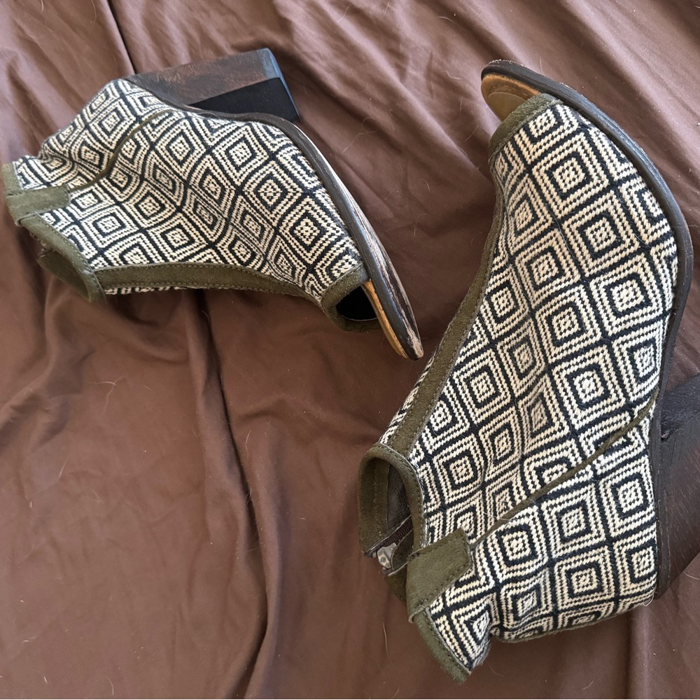 Geometric Patterned Heeled Boots - Picture 3 of 6